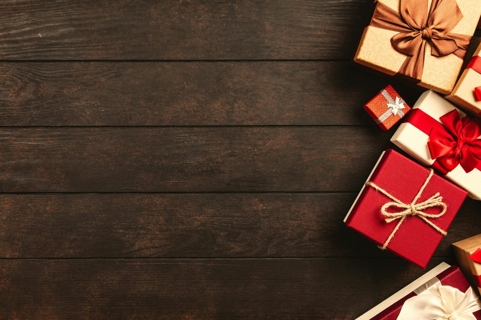 Curated collection of best gifts for travelers, featuring practical tech gadgets, comfort essentials, sustainable travel items, and personalized accessories for globetrotters.