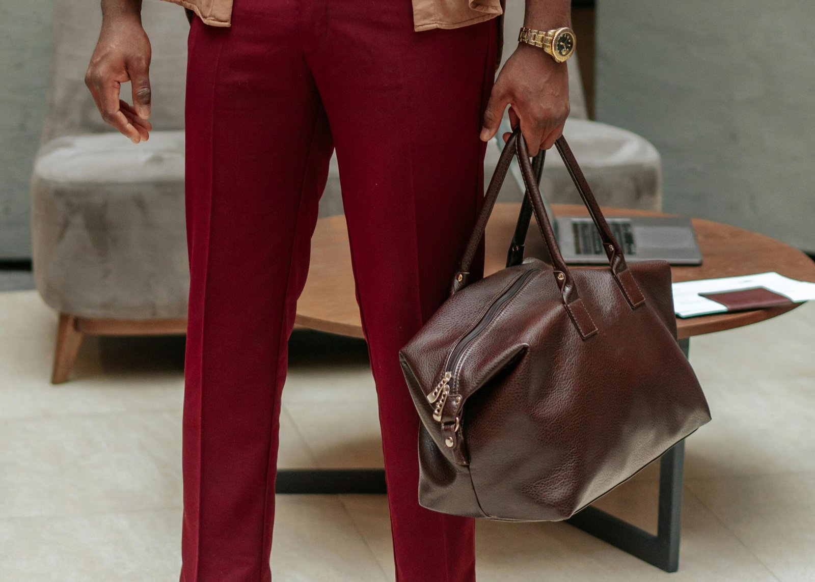 A stylish men's travel cosmetic bag (dopp kit) open, neatly organized with grooming essentials for efficient and refined travel.