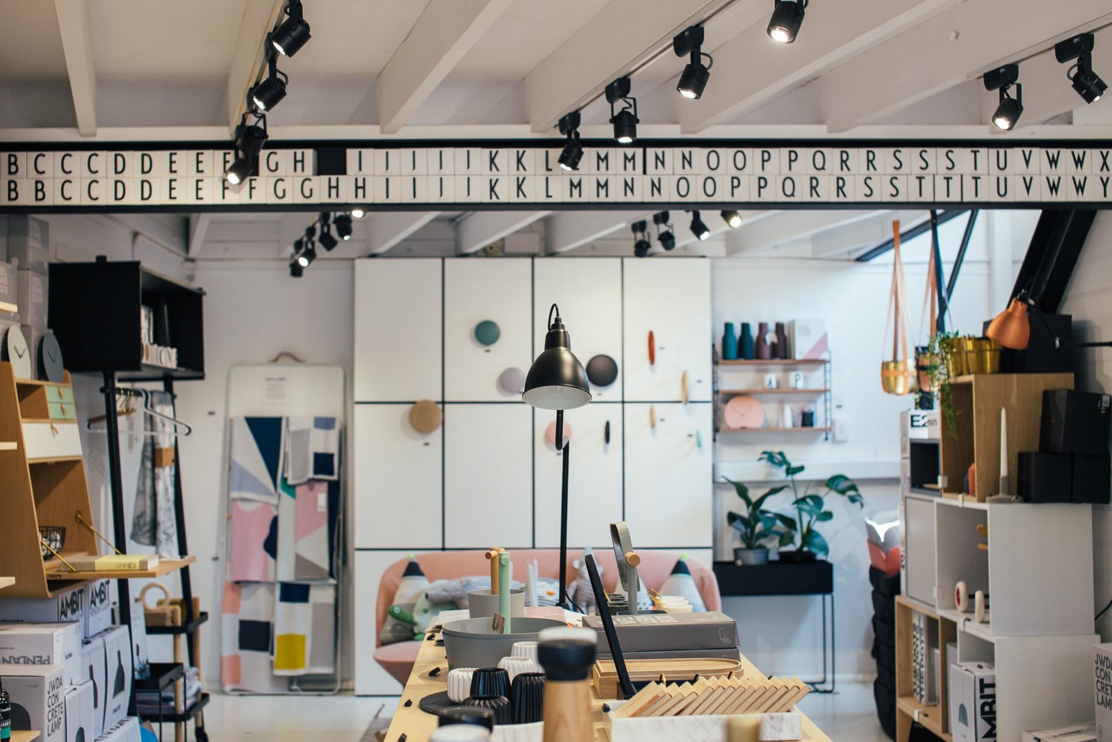 What is a Traveling Merchandiser? Your Ultimate Guide