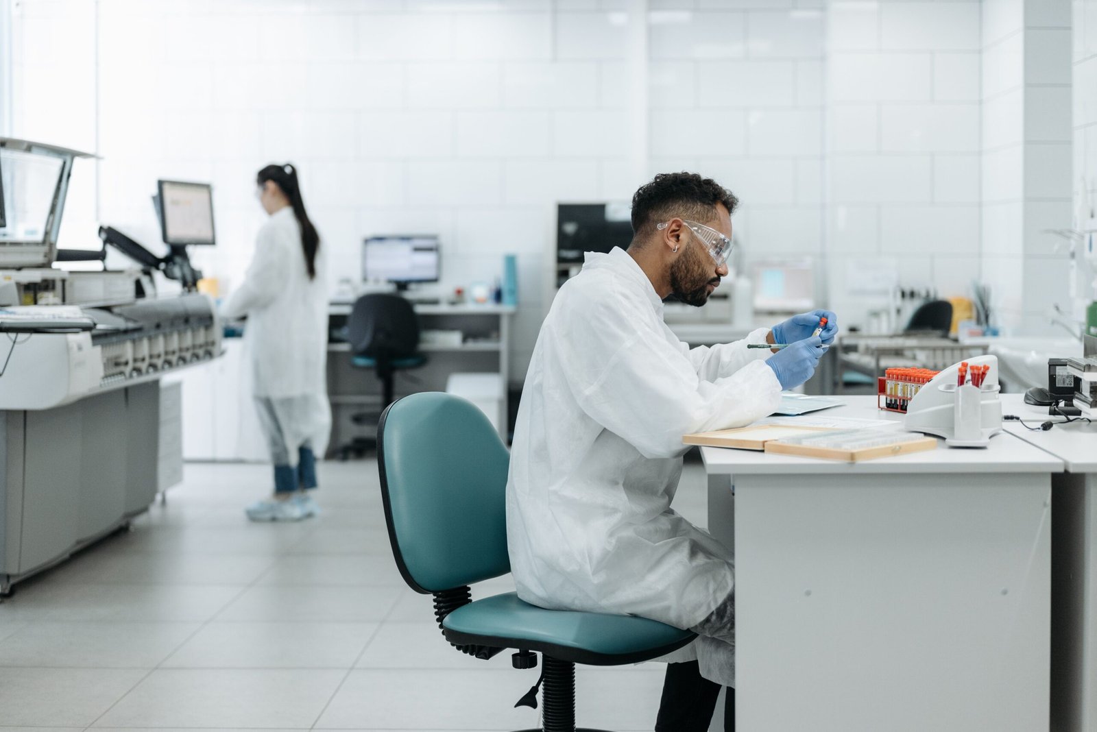 Traveling Medical Laboratory Scientist: Your Ultimate Guide for 2025