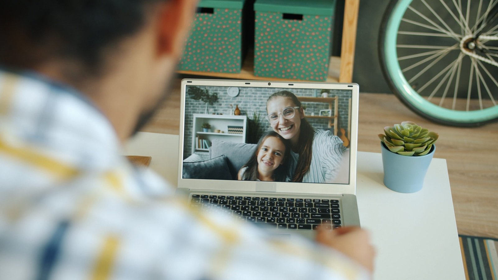 Missing My Family While Traveling: Tips to Cope and Stay Connected